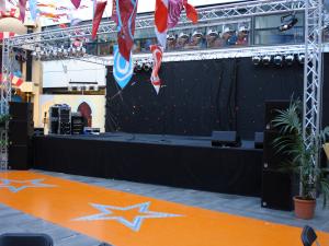 Multicultureel Amsterdam Zuid-Oost Podium te huur bij Geerling evenementen 075 6147471 of 043 6010345